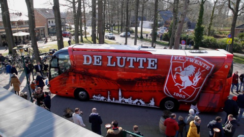 Supportersvereniging FCT De Lutt neemt “nieuwe” supportersbus in gebruik