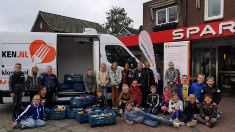 Communicanten in De Lutte in actie voor de Voedselbank