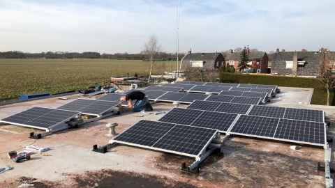 Muziekvereniging Concordia maakt muziek onder 20 zonnepanelen