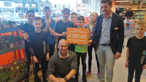 Jeugd DinkelSurvivalRunners krijgt cheque van de COOP