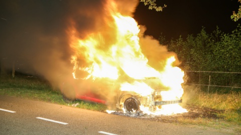 Auto verwoest door brand in Glane