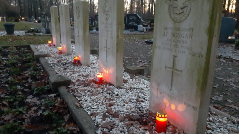 Kaarsen op de graven van geallieerden
