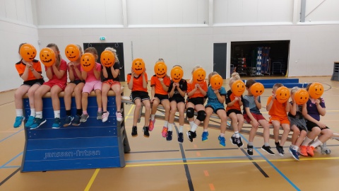 Training handbal in teken van Halloween