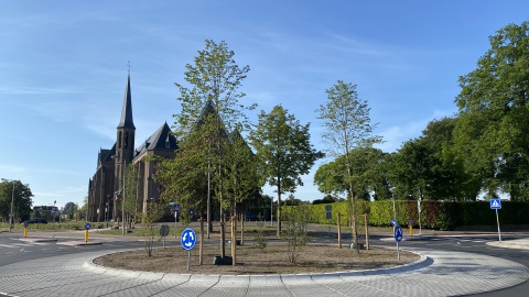 Rode kleur fietspaden rotonde H. Maria Geboorte Kerk