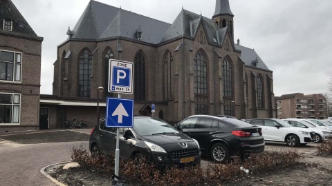 Eenrichtingsverkeer op het plein H. Maria Geboortekerk