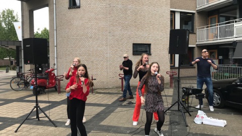 Meiden Jolien's Theater verrassen bewoners Maartens Stede