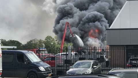 Video update: Zeer grote brand bij autobedrijf in de Lutte