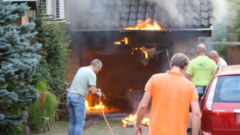 Explosie bij uitslaande brand bij woning in Losser, oorzaak mogelijk elektrische auto