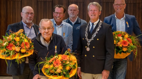 Burgemeester Kok reikt vijf koninklijke onderscheidingen uit