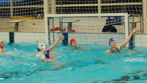 Waterpolodames winnen van VZ&PC