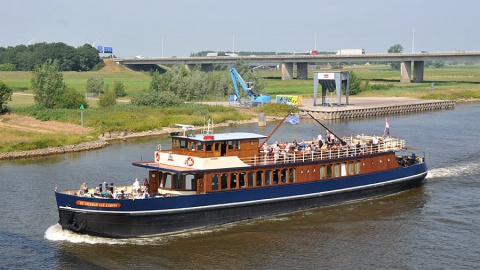 Bewoners De LosserHof maken bootreis vanuit Kampen