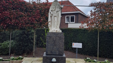 Monument aan Martinus plein mooi gemaakt voor 4 en 5 mei