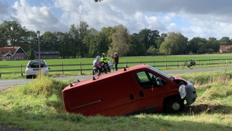 Busje en auto in de sloot bij aanrijding