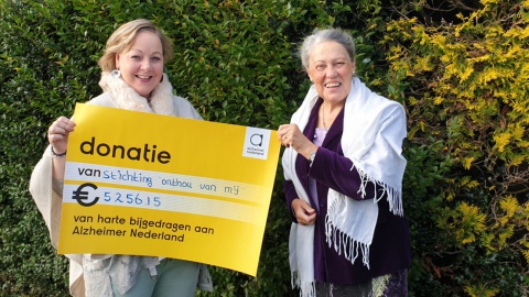 Stichting Onthou van Mij overhandigt cheque aan Alzheimer Nederland