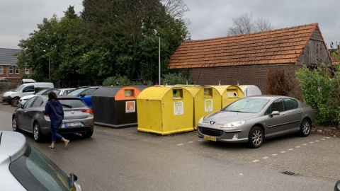 Afvalcontainers bij Plus supermarkt in Overdinkel tijdelijk verplaatst