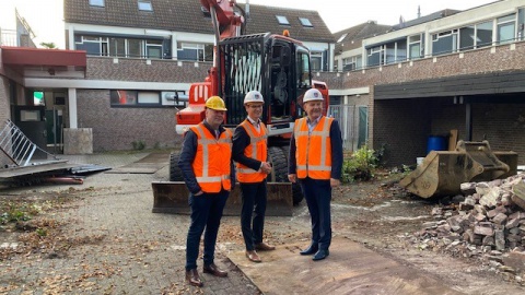 Oude postkantoor verdwijnt eindelijk uit centrum Losser.