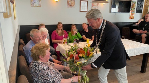 Grady Benschop-Hogebrink koninklijk onderscheiden.