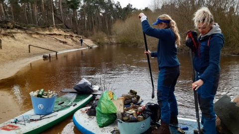 Al suppende de Dinkel ontdaan van zwerfafval