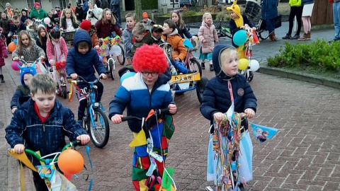 Carnavalsoptocht bij basisschool De Saller