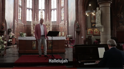 René Hazekamp zingt corona uitvoering van Hallelujah