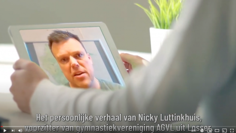 Burgemeester Cia Kroon in gesprek met Nicky Luttikhuis