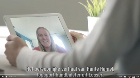 Burgemeester Cia Kroon in gesprek met Hante Hamel