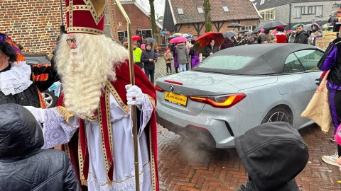 Sinterklaas trotseert regen in Losser