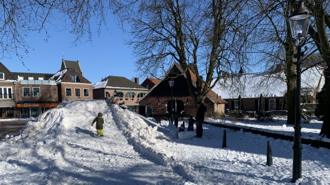 Met of zonder slee van de sneeuwhelling af