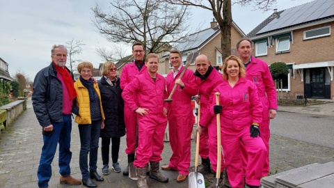 Gemeente trapt NK Tegelwippen af met 200 gewipte tegels aan Hannekerveldweg