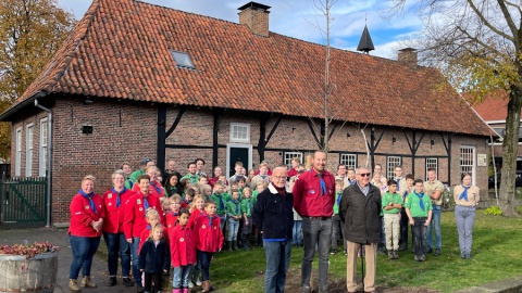 Scouting Teylersgroep plant jubileumboom op Teylersplein