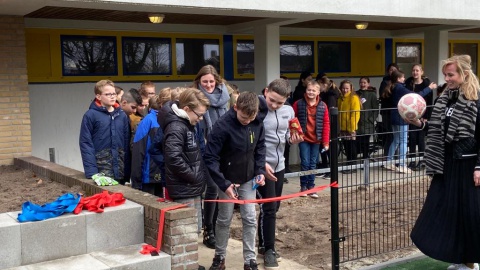 De Wegwijzer neemt nieuw voetbalveld in gebruik