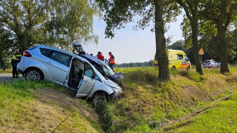 Twee auto's in de sloot bij aanrijding in Losser