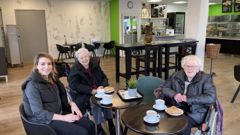 Yauno Ambachtelijk biedt koffie en gebak aan Zorggroep Sintmaarten