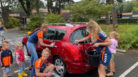 Autowasstraat actie dames Zwemclub Losser groot succes