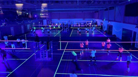 Blacklight volleybal toernooi opnieuw kleurrijk