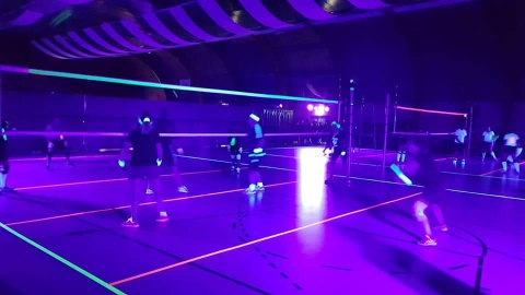 Blacklight Volleyballen in donkere Fakkel