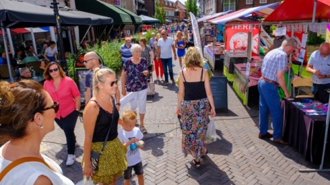 Stralende en zonnige boeren-en kunstmarkt in centrum Losser