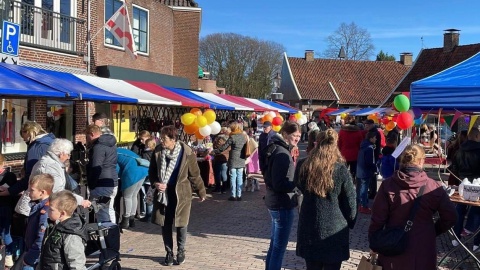 Zonnige carnavaleske Boerenmarkt druk bezocht