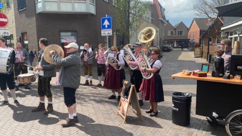 Zonnige boerenmarkt weer volledig in trek