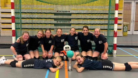 Handbalteam Verrekijker triomfeert in Twentse kampioenschappen