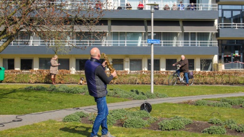 Gert Ekkelboom verrast bewoners verzorgingstehuizen