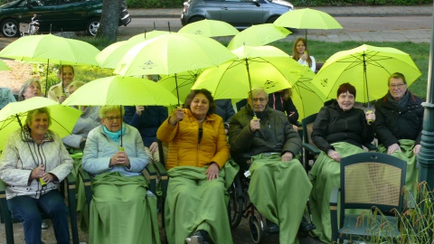 Dekentjes en paraplu’s voor publiek muziekkoepel