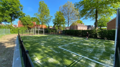 Kunstgrasveld in De Lutte in gebruik genomen