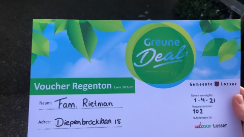 Jaimi van Essen reikt eerste voucher regenton uit