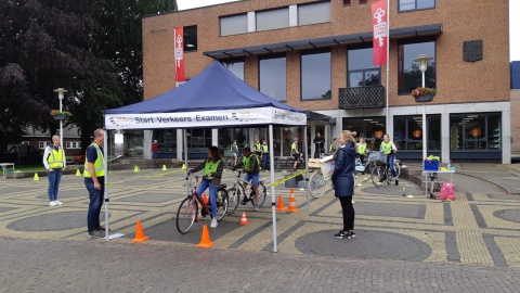 Basisschoolleerlingen doen verkeersexamen