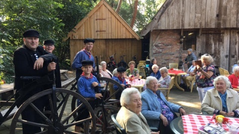 Zonnebloembijeenkomst bij het onderkomen van de Böggels