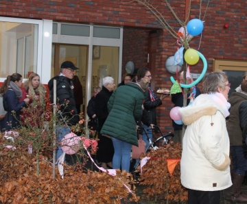 Fotoserie Sinterklaas bezorgt persoonlijk nieuwe bus bij stichting Aveleijn